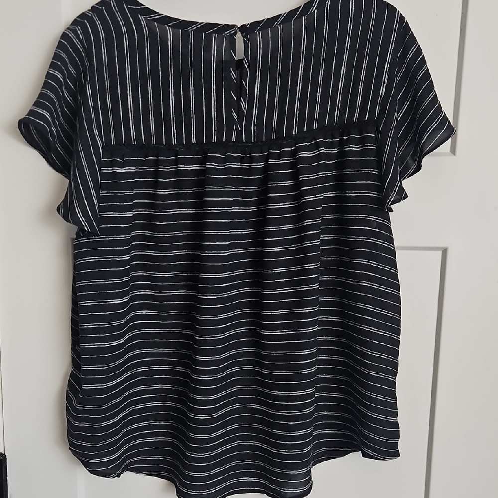 Ava & Viv Women's 1X Black White Striped Short Sleeve Blouse Plus Size - Picture 2 of 5